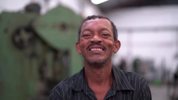 笑顔の労働者の肖像画 — ストック動画