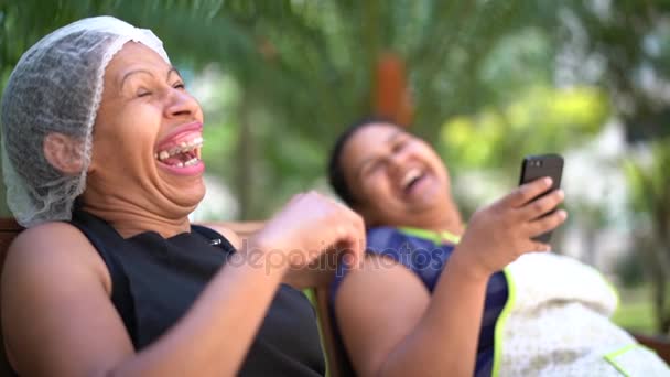 Friends Housekeeper Talking Gossiping Bench Park — Stock Video