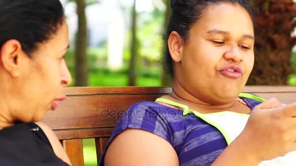 Teman Pembantu Rumah Tangga Dalam Berbicara Dan Bergosip Taman Bangku — Stok Video