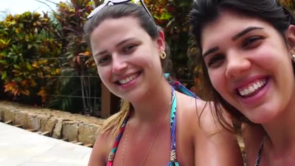 Φίλοι Λαμβάνοντας Μια Selfie Ένα Διακοπές Στην Παραλία — Αρχείο Βίντεο