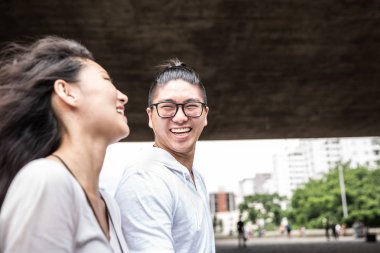 Genç Asyalı çift turist Paulista Avenue, Sao Paulo, Brezilya