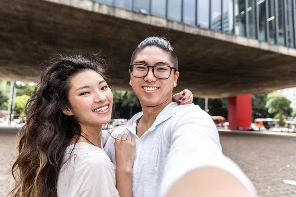 Genç Asyalı Çift Alarak Selfie — Stok fotoğraf