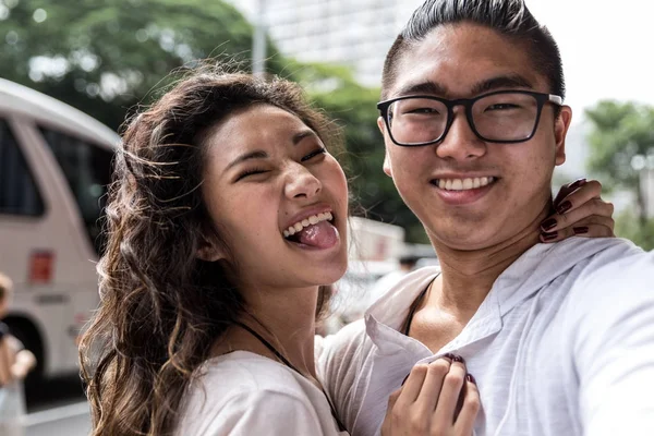 Genç Asyalı Çift Alarak Selfie — Stok fotoğraf
