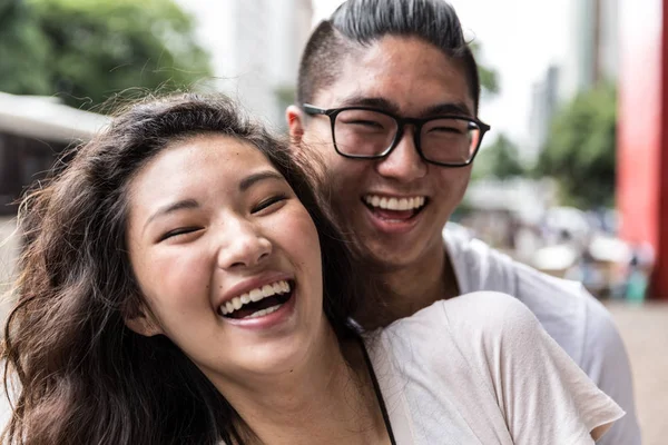 Genç Asyalı Çift Kucaklayan — Stok fotoğraf