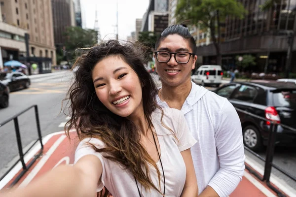 Asya Paulista Avenue Sao Paulo Brezilya Bir Selfie Çekici Çift — Stok fotoğraf