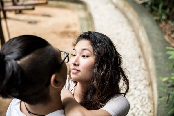 Joven Pareja Asiática Disfrutando Momento Íntimo — Foto de Stock