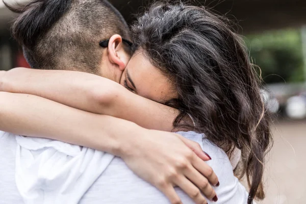 Romantický Pár Asijské Setkání Objímání — Stock fotografie