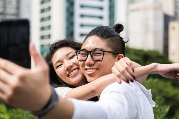 Asiática Pareja Tomando Selfie Imagen De Stock