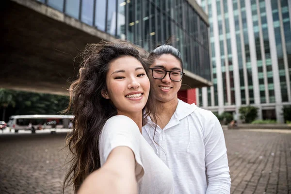 Bir Selfie Alarak Asya Çift — Stok fotoğraf
