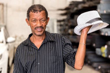 Brezilyalı adam kameraya bakan