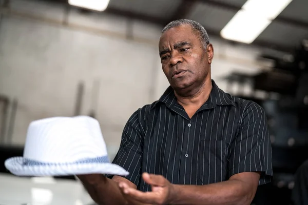 Brasilianischer Mann Der Wie Samba Seinen Hut Hält — Stockfoto