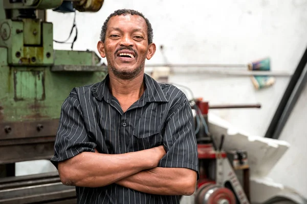 Porträt Eines Lächelnden Arbeiters — Stockfoto