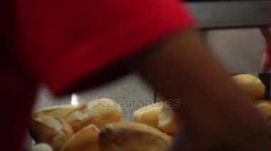 Süpermarkette ekmek sipariş adam Olgun