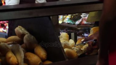 Süpermarkette ekmek sipariş adam Olgun