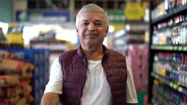 Uomo Anziano Soddisfatto Con Pollici Nel Supermercato — Video Stock