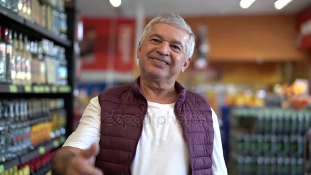 Homme Âgé Satisfait Des Pouces Dans Supermarché — Video