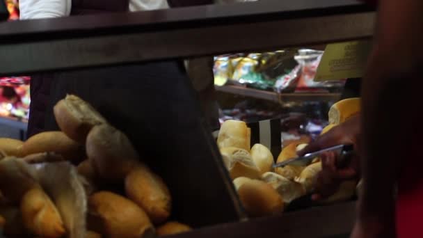 Oudere Man Brood Bestellen Bij Supermarkt — Stockvideo