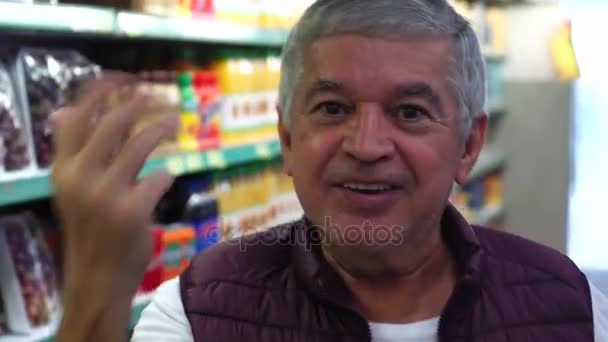 Senior Man Convidando Alguém Para Vir Supermercado — Vídeo de Stock