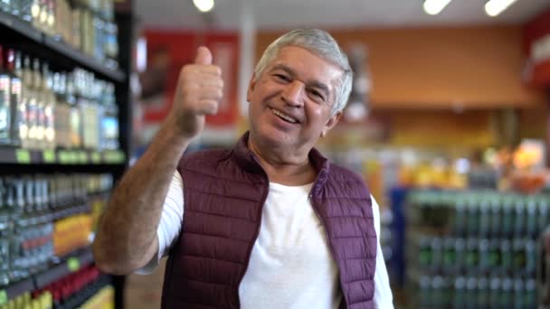 Starszy Człowiek Zadowolony Kciuk Górę Supermarkecie — Wideo stockowe