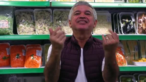 Hombre Mayor Invitando Alguien Venir Supermercado — Vídeo de stock