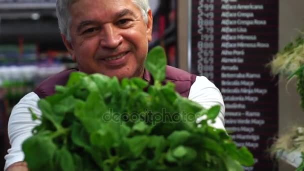 Mature Man Showing Spinach — Stock Video