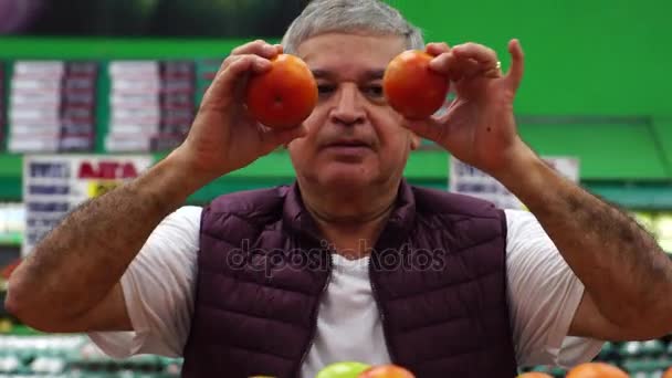 Hombre Divirtiéndose Con Tomates — Vídeo de stock