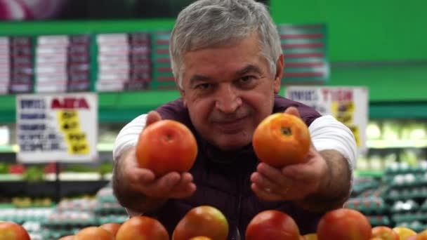 Uomo Scegliere Mostrare Pomodori Supermercato — Video Stock