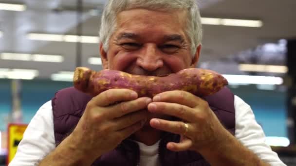 Senior Man Die Lacht Met Tropische Zoete Aardappelen — Stockvideo