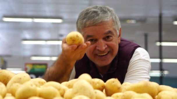 Άνθρωπος Επιλέγοντας Και Δείχνοντας Πατάτας Στο Σούπερ Μάρκετ — Αρχείο Βίντεο