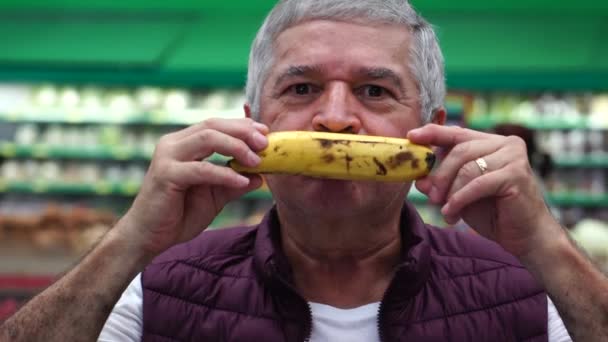 Infeliz Com Feliz Cliente Com Banana — Vídeo de Stock