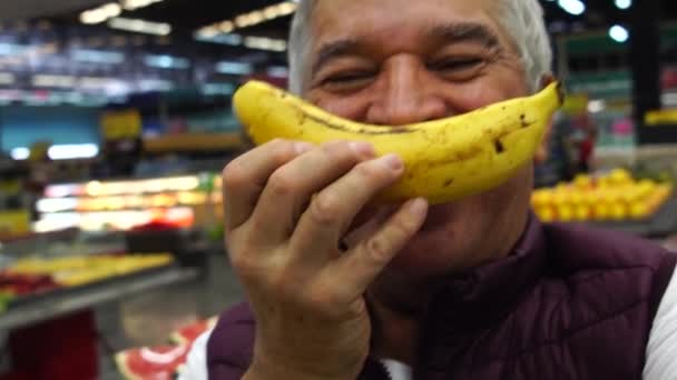 Pria Senior Tersenyum Dengan Pisang — Stok Video
