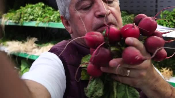 Uomo Anziano Prendendo Selfie Con Ravanello — Video Stock