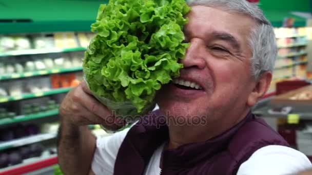 Senior Man Mengambil Selfie Dengan Lettuce — Stok Video