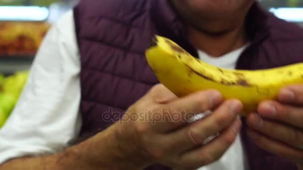 Homem Sênior Sorrindo Com Banana — Vídeo de Stock