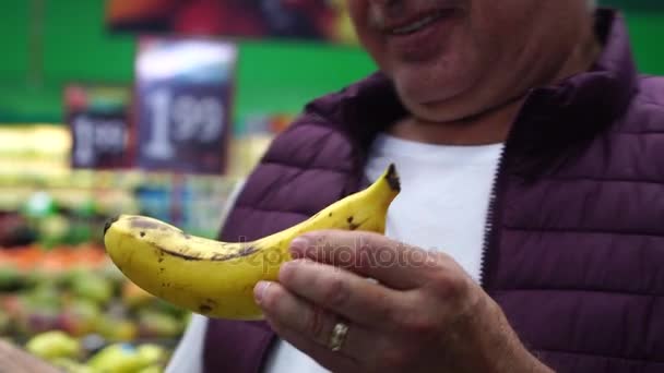 老人微笑与香蕉 — 图库视频影像