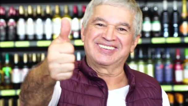 Tevreden Man Thumbs Met Flessen Achtergrond — Stockvideo