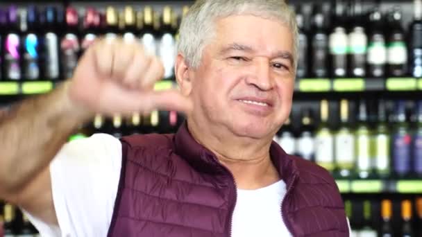 Mann Drückt Daumen Nach Unten Unzufrieden Mit Flaschen Hintergrund — Stockvideo