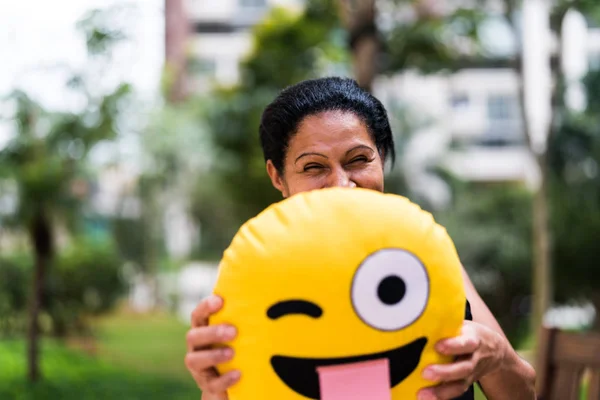 Жінка Показуючи Смішні Емоції Обличчя Ліцензійні Стокові Фото