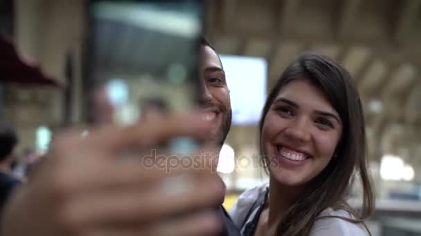 Junges Paar Beim Selfie Mit Dem Handy Auf Dem Stadtmarkt — Stockvideo