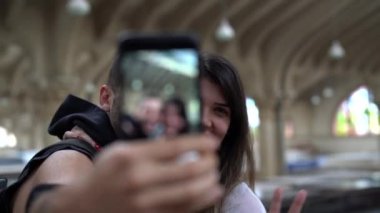 Genç çift ile hareket eden bir Selfie alarak içinde Belediye çarşı (Mercadao), Sao Paulo, Brezilya