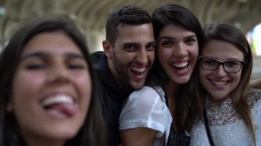 Bir Selfie - kamera Pov alarak arkadaşlar