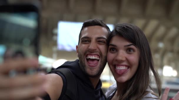 Casal Jovem Tirando Uma Selfie Com Celular — Vídeo de Stock