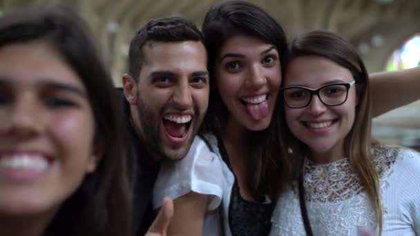 Amigos Tomando Selfie Mercado Municipal Sao Paulo Brasil Camera Pov — Vídeos de Stock
