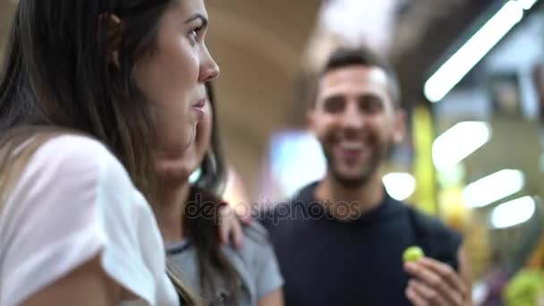 Amis traînent au marché aux fruits (Mercadao) à Sao Paulo, Brésil 