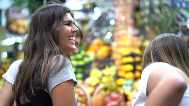 Namoradas Rindo Mercado Frutas — Vídeo de Stock