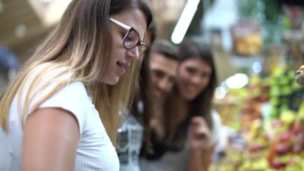 Amigos Saem Mercado Frutas Mercadao São Paulo Brasil — Vídeo de Stock