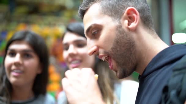 Vrienden Hangen Markt Voor Fruit Mercadao Sao Paulo Brazilië — Stockvideo