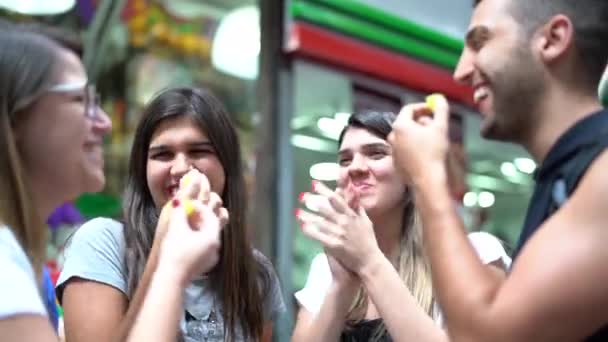 Amici Che Mangiano Divertono Sul Mercato Della Frutta — Video Stock