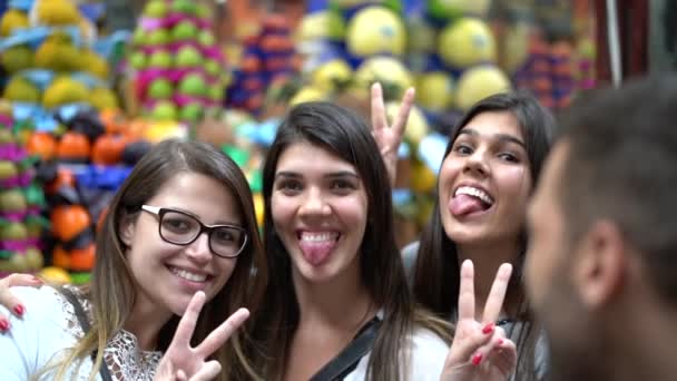 Φίλοι Λαμβάνοντας Μια Selfie Κινητό Στην Αγορά Τροφίμων Κάμερα Πρώτου — Αρχείο Βίντεο