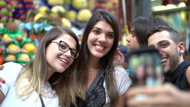 ブラジル サンパウロ市の市場での携帯電話で Selfie を取って友人 — ストック動画